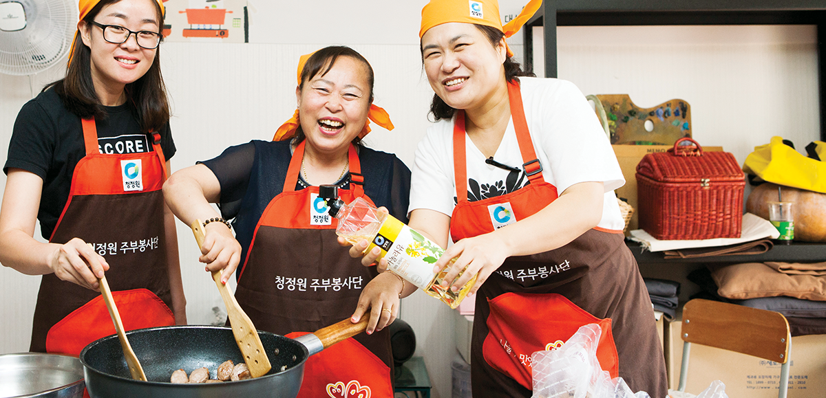 청정원 봉사단이 청정원 제품들로 음식 제조