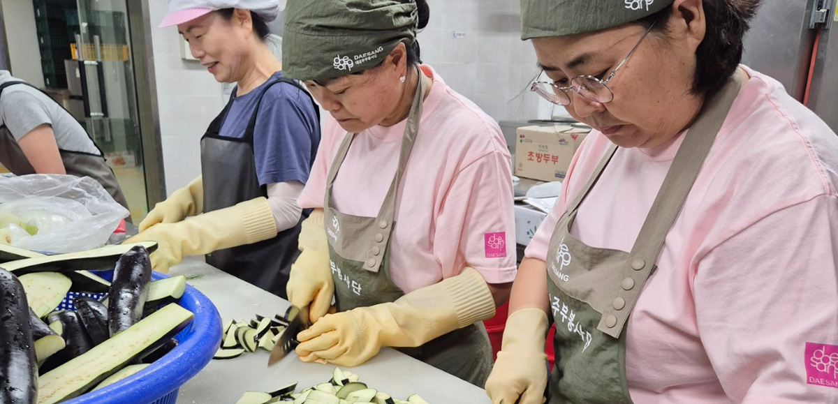 임직원 봉사단이 연탄 나눔 봉사