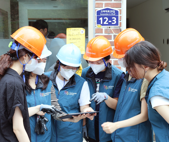 대상 존중 봉사단이 청정원 제품들로 음식 제조하는 사진