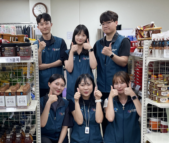 파이팅하고 있는 단체 사진